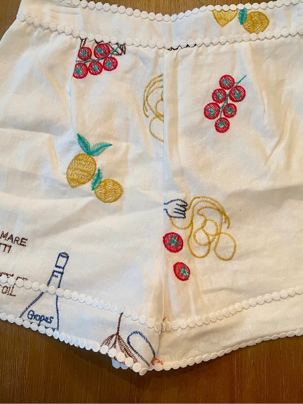 NWT Caroline Constas Embroidered Recipe Shorts White Frutti Di Mare Sz 4 - Picture 2 of 4